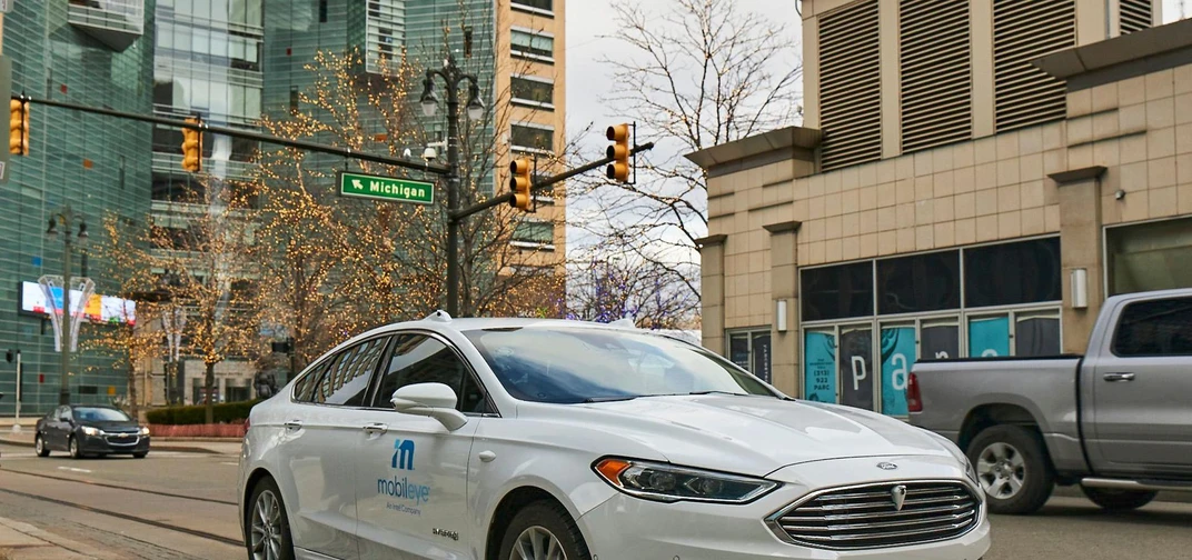 A self-driving vehicle from Mobileye's autonomous test fleet navigates the streets of Detroit. (Credit: Mobileye)