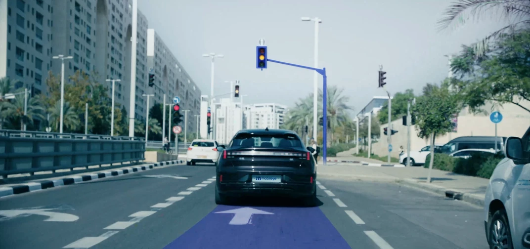 Vehicle equipped with Mobileye SuperVision™ detects and responds to traffic light.