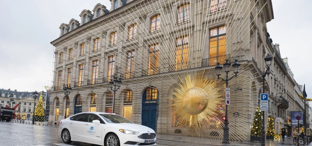 A self-driving vehicle from Mobileye’s autonomous fleet drives past Louis Vuitton Maison Vendôme in Paris. (Credit: Mobileye)