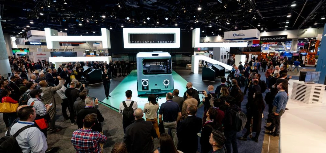 Crowds gathered at CES 2023 for the debut of the HOLON mover, a new autonomous urban shuttle featuring Mobileye Drive™.  (Credit: HOLON)